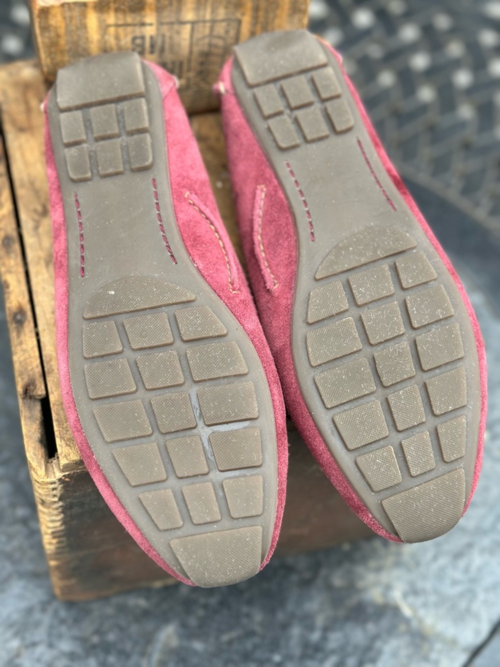 Clarks Berry Wine Suede Loafers Driving Moccasin Comfort Shoes Leather Ties - Picture 9 of 11